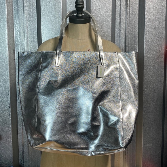 CLINIQUE LARGE NWT SILVER TOTE - Picture 8 of 8